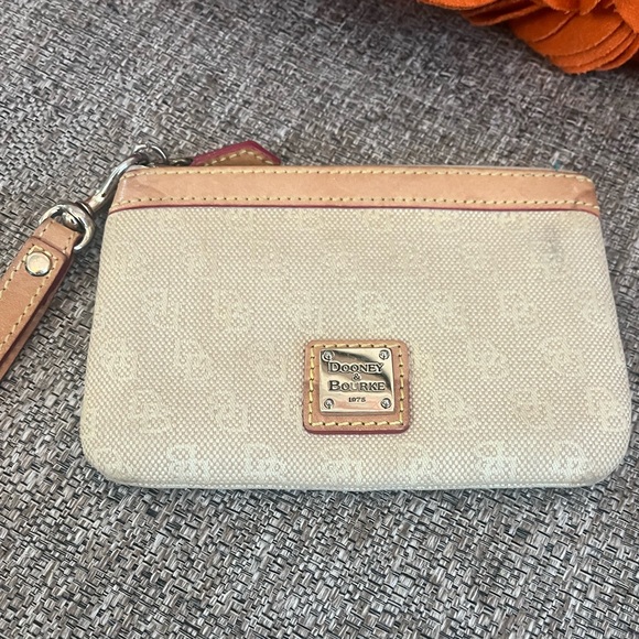 ❣️Dooney&Bourke Vintage Classic Logo Print Wristlet❣️ - Picture 2 of 7